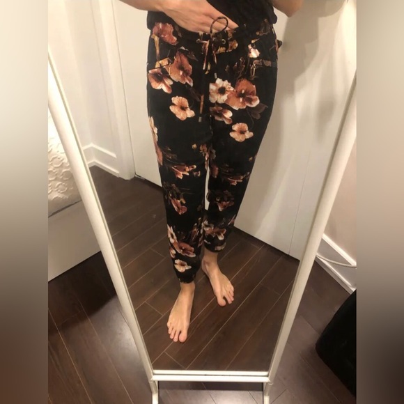 DYNAMITE Sacha floral pants - Picture 5 of 6